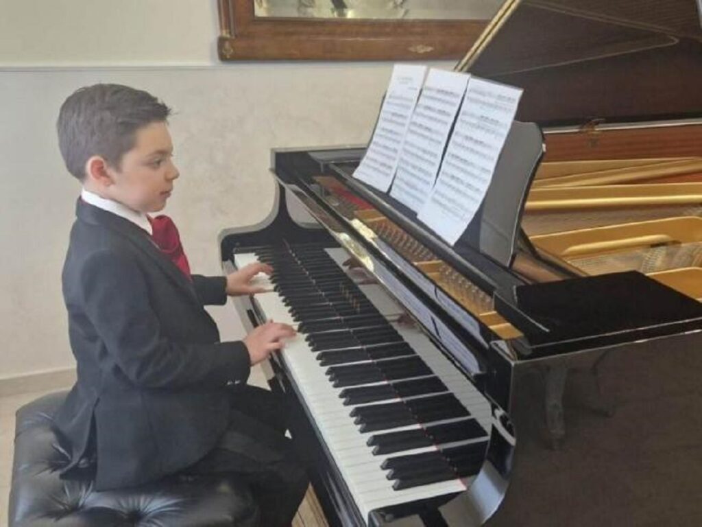 Sasà, il bambino autistico prodigio del pianoforte