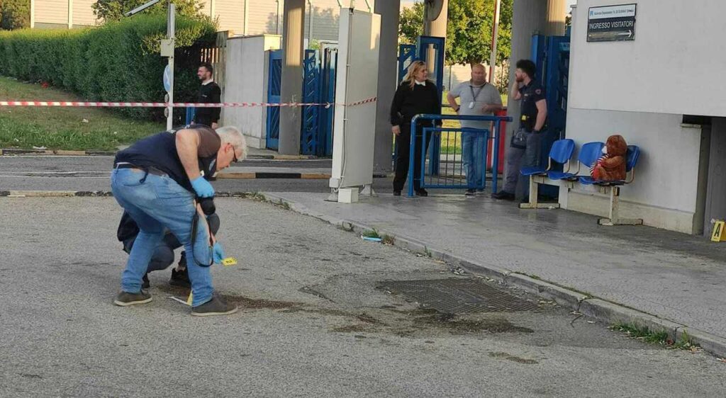 brucia la moglie, va in ospedale e si da fuoco