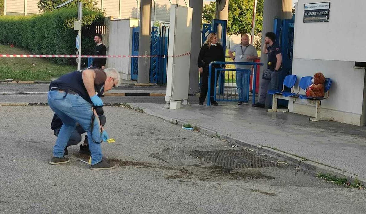 brucia la moglie, va in ospedale e si da fuoco