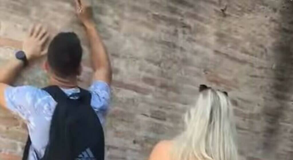 Turista sfregia Colosseo: individuato