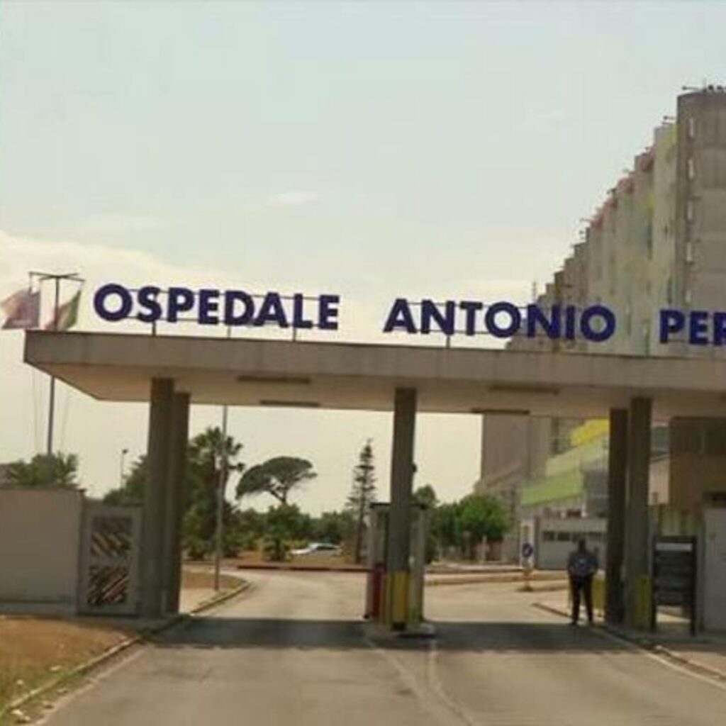 Un trentaduenne si dà fuoco davanti l'ospedale dopo aver accoltellato la moglie, ricoverata nella stessa struttura