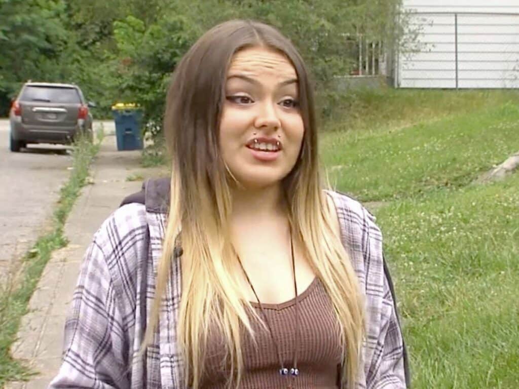 Quella che sembra la scena di un film commedia è la storia di una ragazza rapinata da un malvivente il quale, attratto da lei, le ha ordinato di accettarlo come amico su facebook