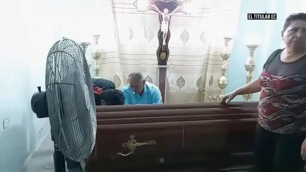Ha dell'incredibile il caso di una ex infermiera ecuadoriana, dichiarata morta in ospedale, che ha iniziato a battere contro la propria bara durante la veglia funebre