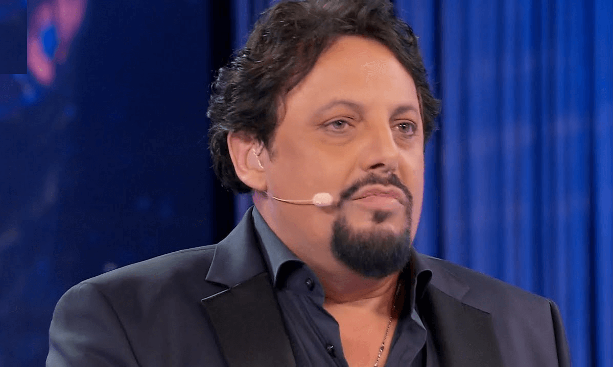 Enrico Brignano Con i social sono nate nuove malattie, la felicità è ormai un pensiero effimero, il monologo durante lo spettacolo di Ranieri