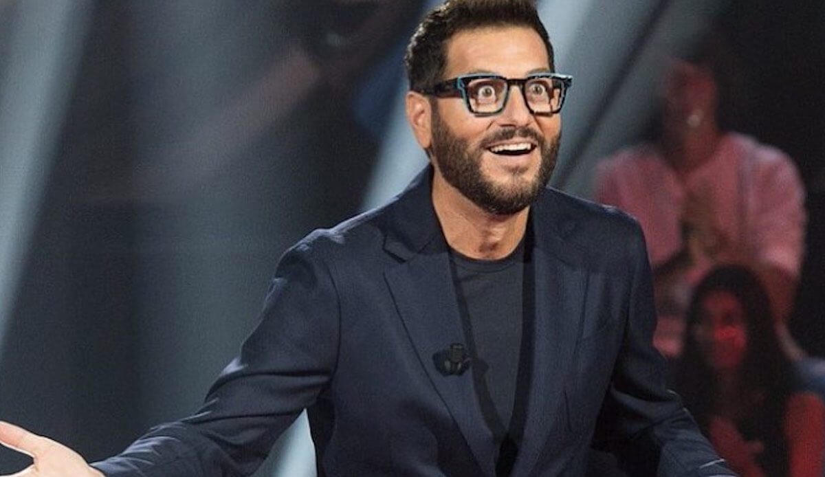 Enrico Papi svela: "Sono fluido e non credo nelle etichette, la fedeltà non esiste"