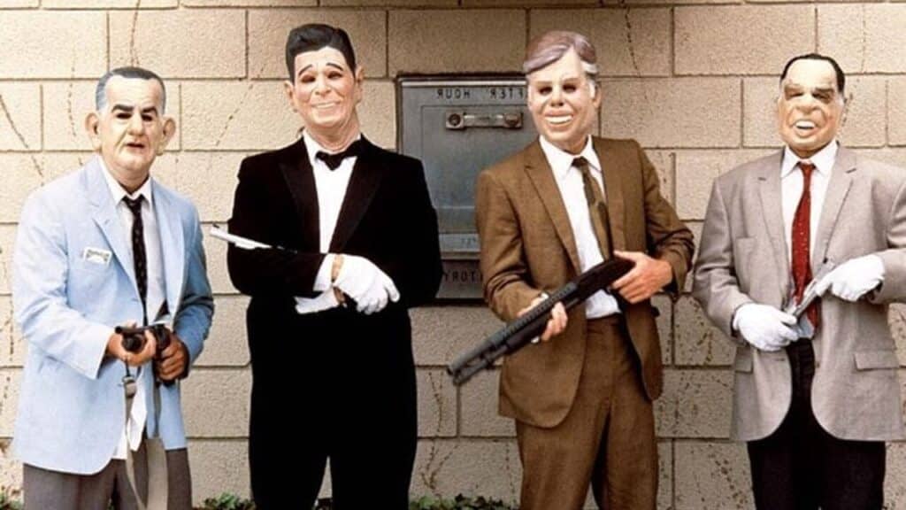 Sembra la trama di un film commedia quella dell'addio al celibato in cui gli amici dello sposo hanno simulato un un finto rapimento scatenando il panico in un condominio. In 9 sono finiti al commissariato