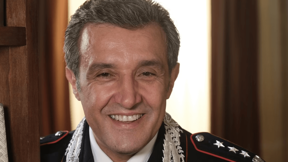 Flavio Insinna, carabiniere mancato Era il mio sogno. Oggi è un attore prestato alla tv