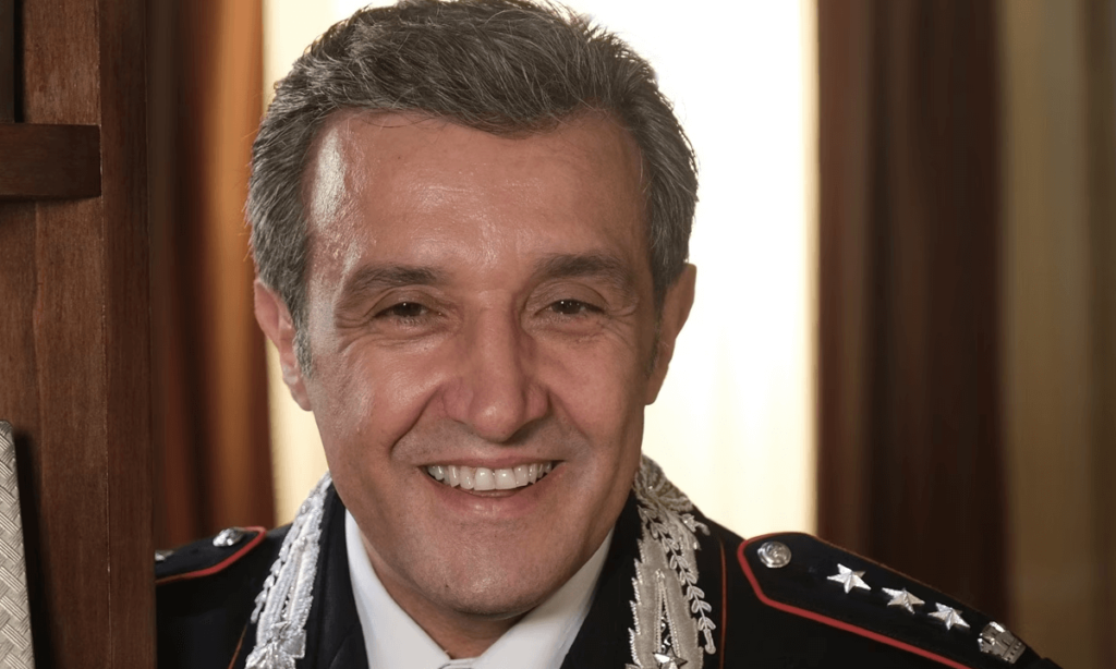 Flavio Insinna, carabiniere mancato Era il mio sogno. Oggi è un attore prestato alla tv