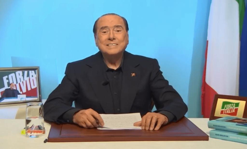 L'ultima apparizione di Silvio Berlusconi (VIDEO) Spero di uscire presto dall'ospedale, il messaggio