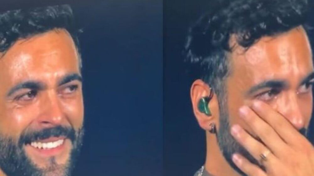 Marco Mengoni si emoziona durante il concerto a Salerno (VIDEO)
