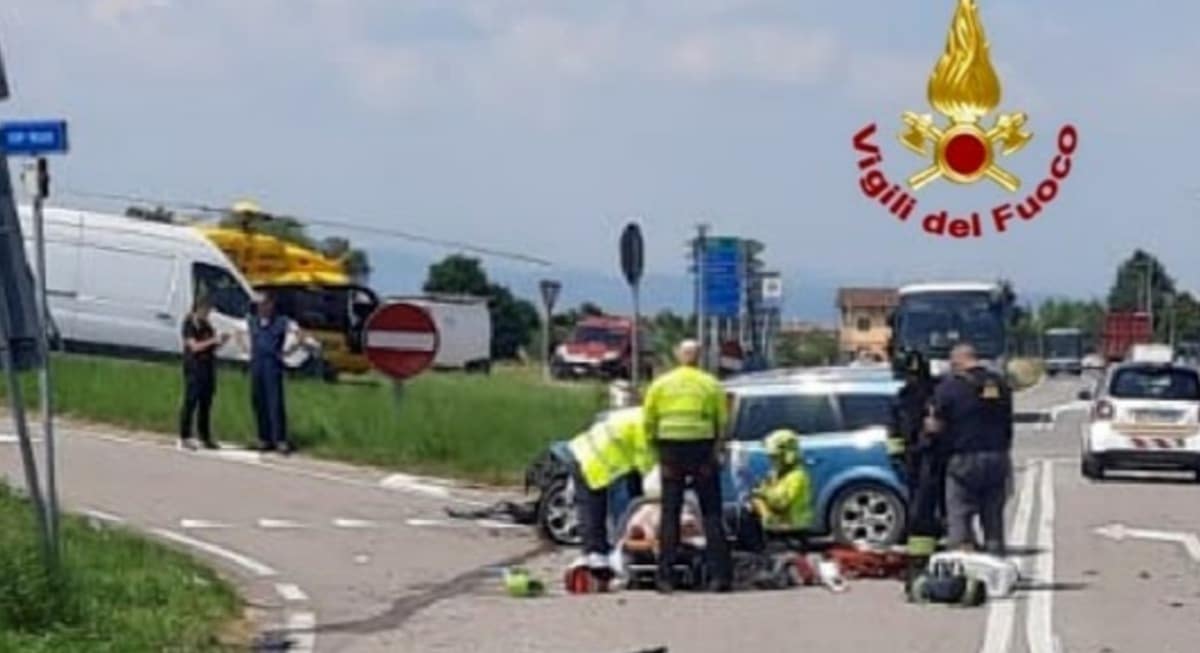 Tragico scontro tra un autobus di linea e una vettura nel Veronese: si contano due morti e tre feriti