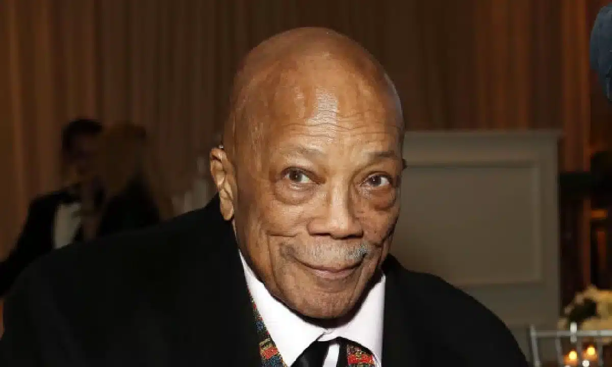 Paura per le condizioni di Quincy Jones trasportato in ospedale per un malore dovuto a del cibo che ha mangiato. Il musicista è stato però subito dimesso e ora sta bene