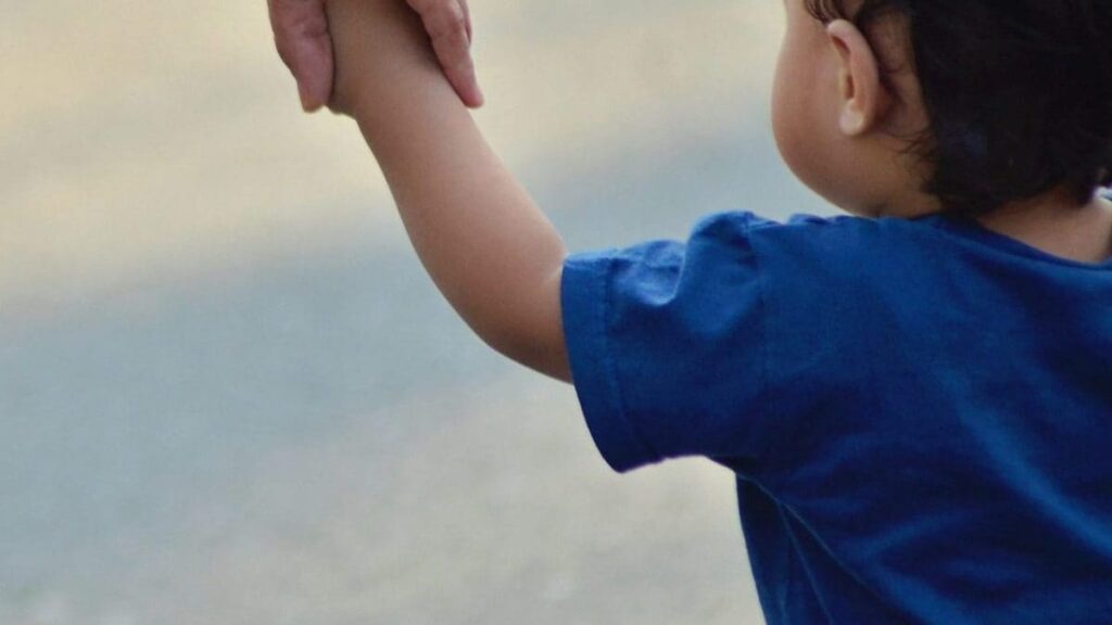 Il triste avvenimento è accaduto a Roma, dove un bambino di 4 anni è morto all'improvviso. Si pensa che il decesso sia avvenuto a causa della scarlattina di cui il piccolo era malato