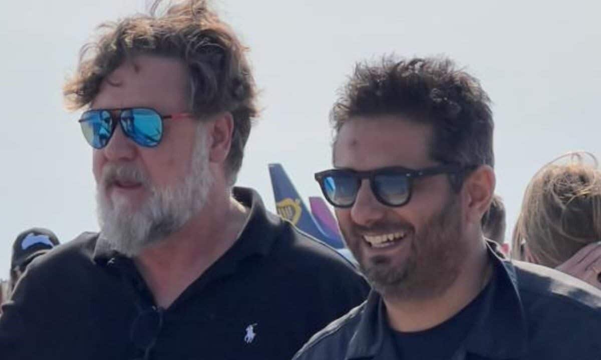 Il tour italiano della band dell'attore australiano ha inizio a Catanzaro nella giornata di domani. Crowe intanto si rilassa a Tropea dove il suo selfie fa il incetta di like