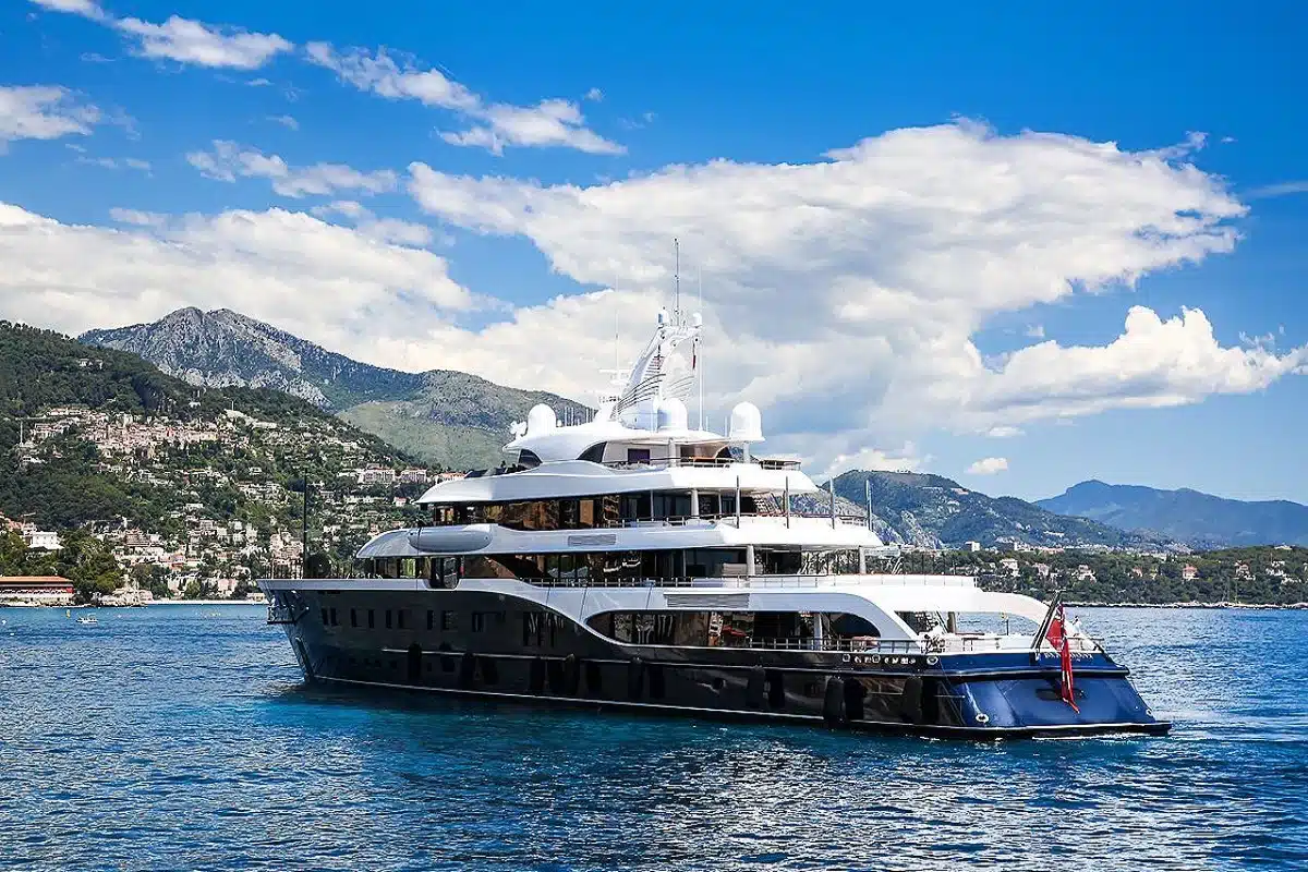 Napoli, yacht Arnault è troppo lungo: attracco vietato al molo di  Mergellina