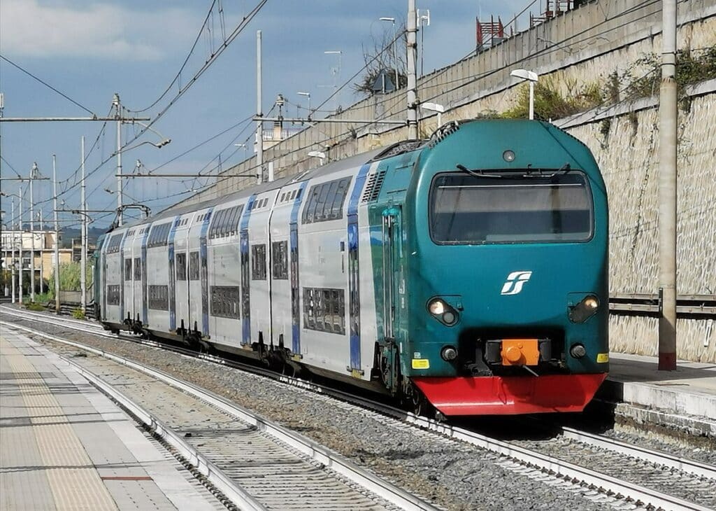 Novara, 23enne travolto dal treno