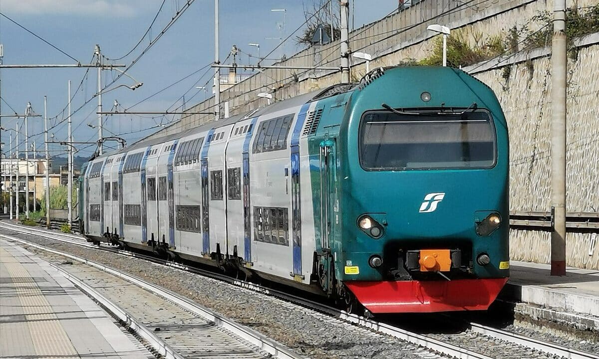 Novara, 23enne travolto dal treno