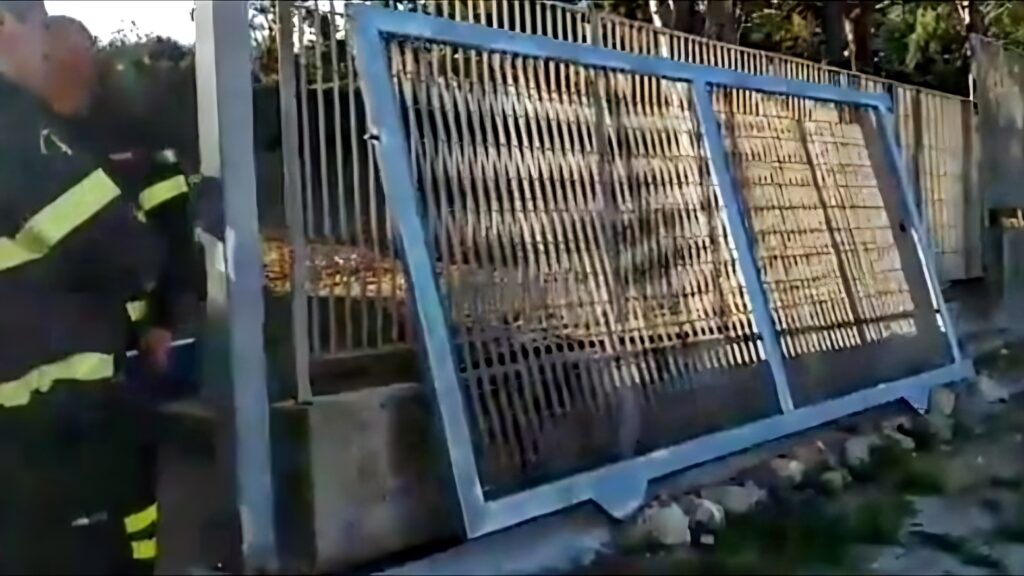 Bimbo investito da un cancello.