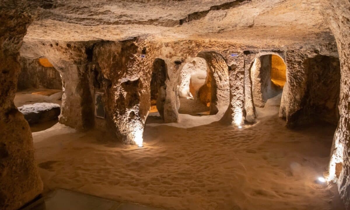 Negli seconda metà degli anni sessanta un pastore turco in cerca delle sue galline fece una straordinaria scoperta. La sua cantina, infatti, era collegata alla più grande città antica del sottosuolo, risalente a 2000 anni fa