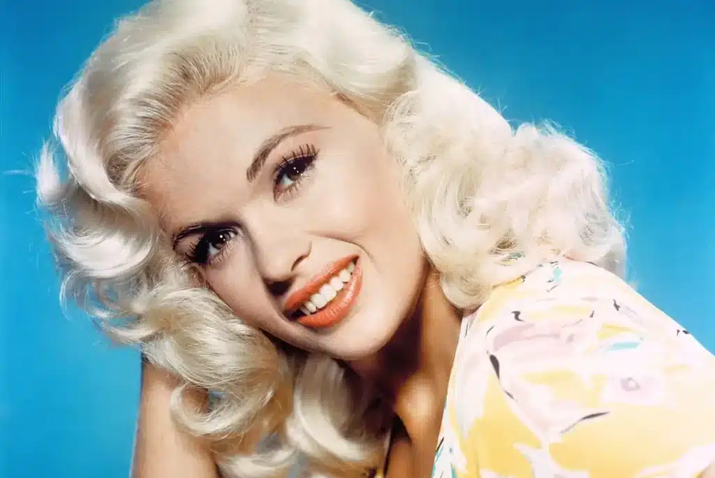 56 anni fa ci lasciava, troppo presto, a soli 34 anni Jane Mansfield, considerata da tutti la bionda atomica. E se ne andò nel modo più tragico possibile