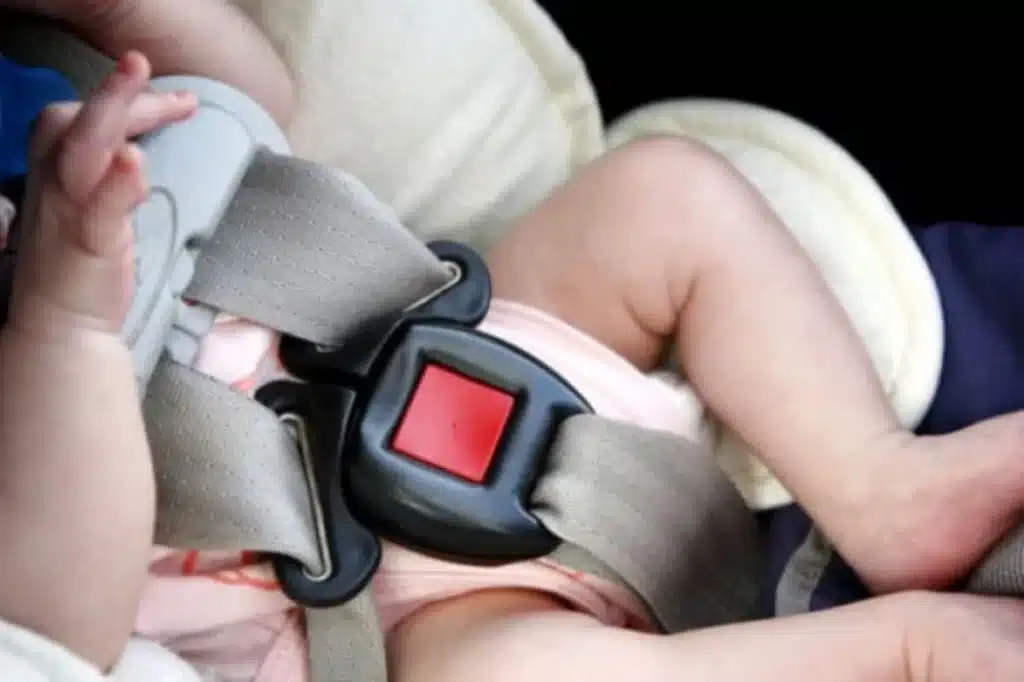 Roma, bambina abbandonata in auto