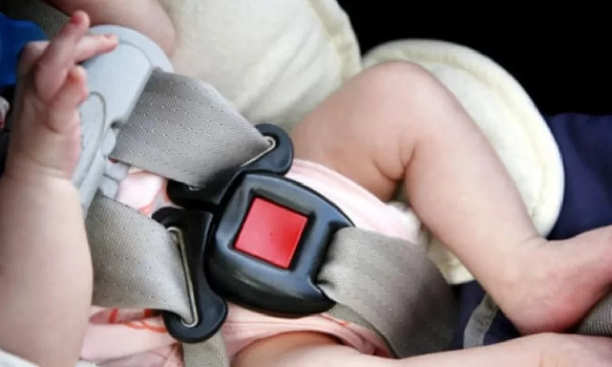 Roma, bambina abbandonata in auto