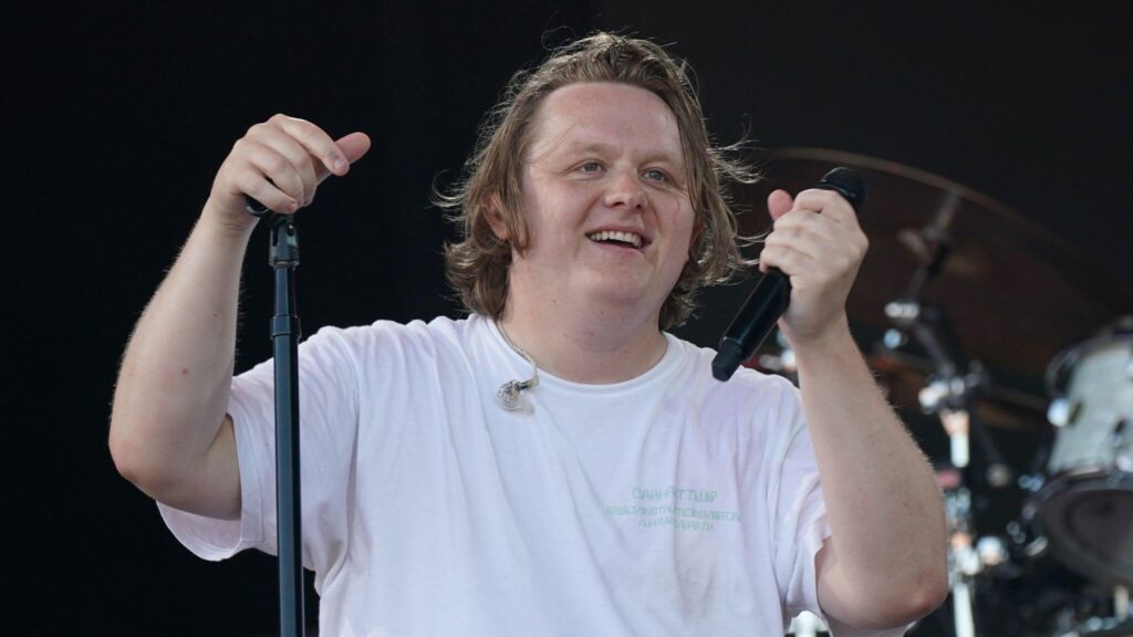 Lewis Capaldi: "Cantate insieme a me"