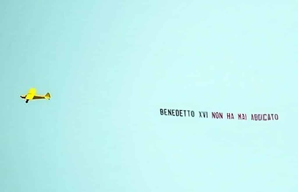 L'insolito striscione apparso nei cieli di Ostia