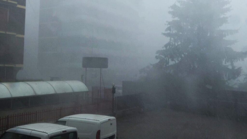 La furia distruttiva del maxi temporale ha allagato strade, abbattuto alberi, scoperchiato tetti e danneggiato auto