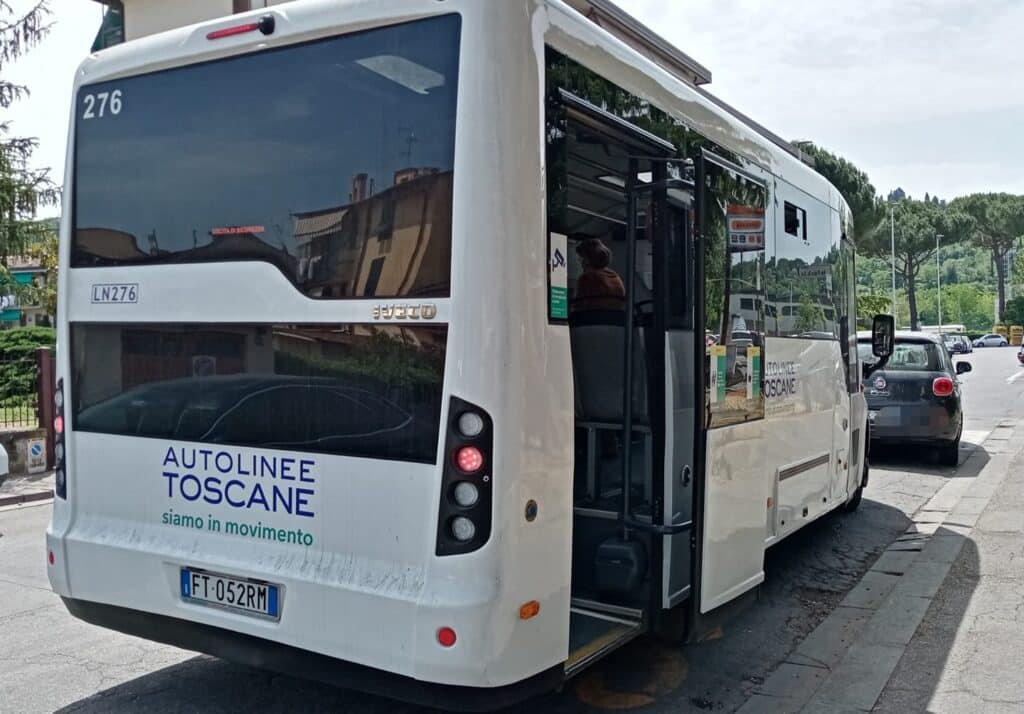 Intorno alle 21, su un bus la linea 14 a Firenze, un anziano di 80 ha preso a martellate il finestrino, spaccandolo, perché l'autista non si era fermato alla sosta prenotata dal passeggero
