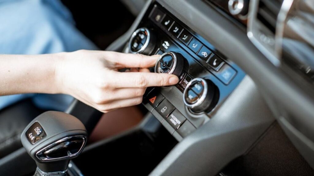 La norma sull'aria condizionata in auto non è una novità perché fu introdotta nel 2007 e aggiornata, con gli importi delle multe, nel 2022