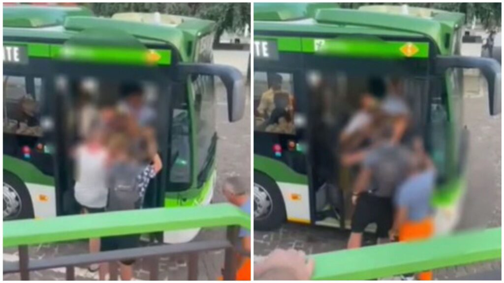 È stato salvato dal provvidenziale arrivo di alcuni passeggeri l'autista di autobus aggredito martedì da due uomini. Il video dell'accaduto è divenuto subito virale