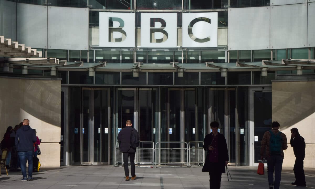 BBC sospende una persona dello staff: "Presentatore paga minorenne per foto hot"