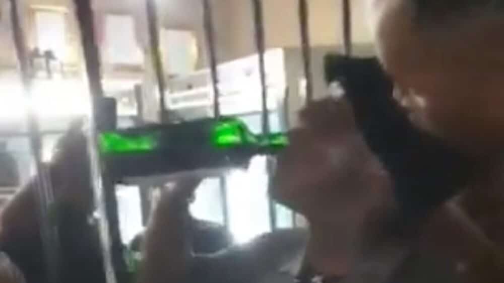 Ingerisce una bottiglia di superalcolico in 2 minuti per una gara, il video è virale sul web