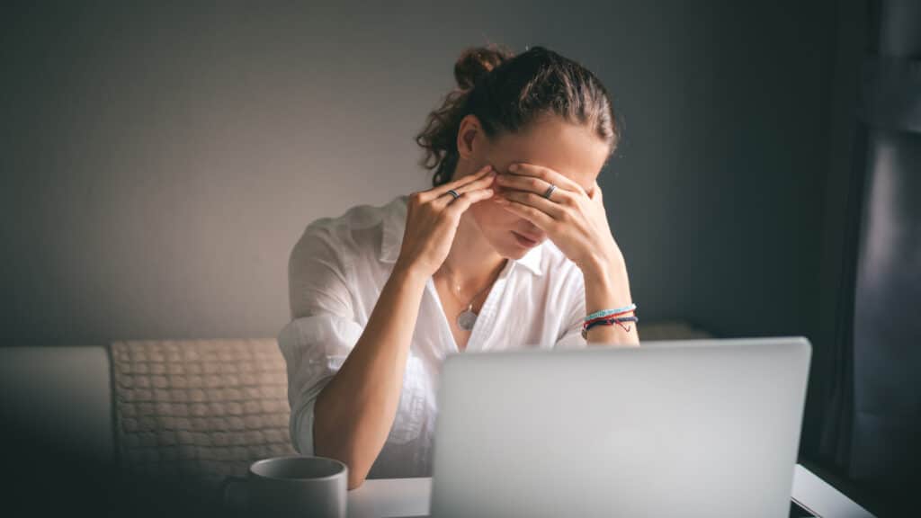 La modella virtuale utilizzata, mostra occhi piccoli, gonfi e neri, una gobba pronunciata e mani ad artiglio. Ed è in sovrappeso a causa del troppo lavoro sedentario