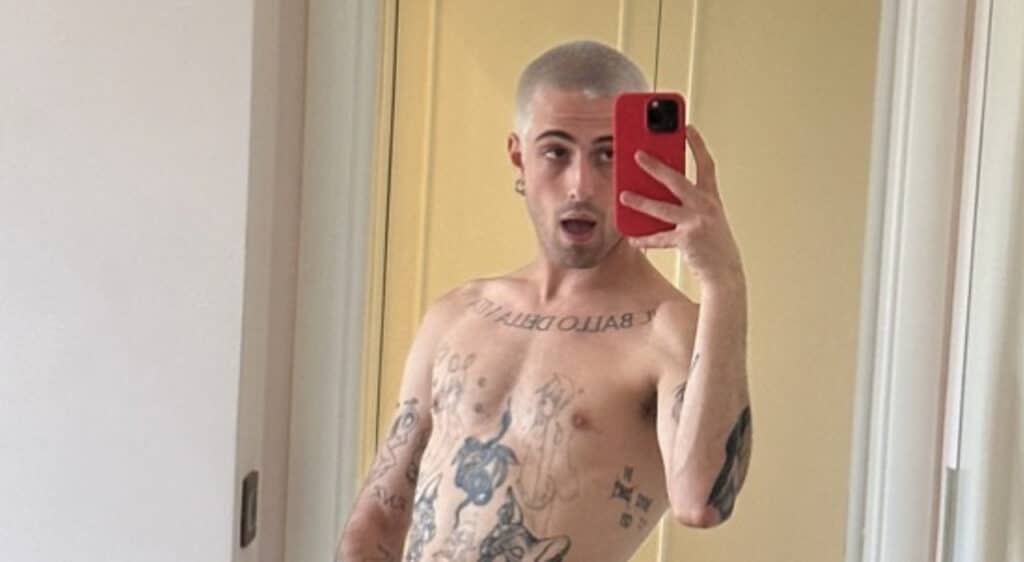 Lo scatto allo specchio ha scatenato i fan che hanno commentato sui social in modi piuttosto contrastanti