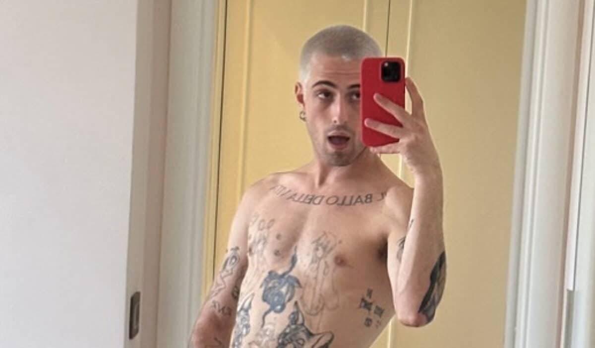 Lo scatto allo specchio ha scatenato i fan che hanno commentato sui social in modi piuttosto contrastanti