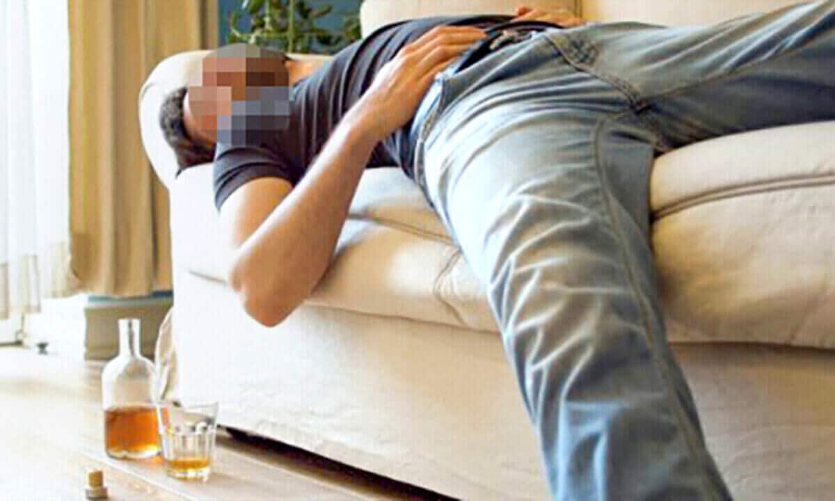 Ubriaco entra in casa di un anziano e si addormenta sul divano