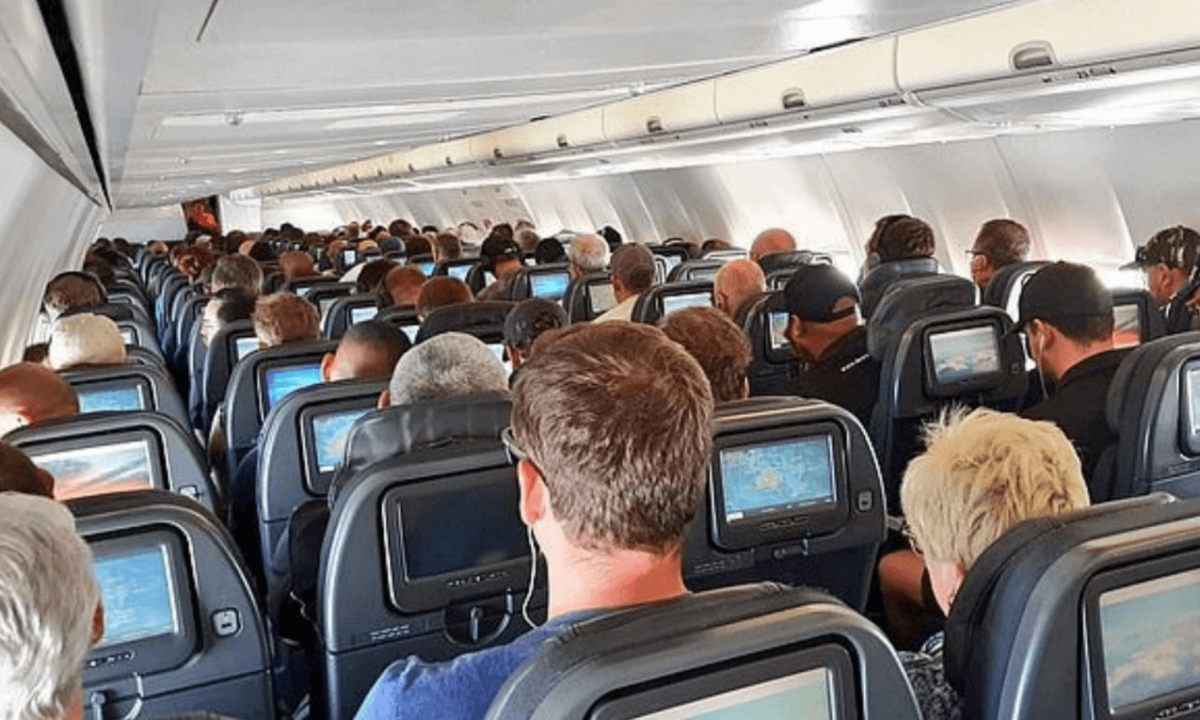 Episodio choc in aereo si scopre i genitali davanti ai passeggeri. L'uomo Mi avete frainteso!, la scena