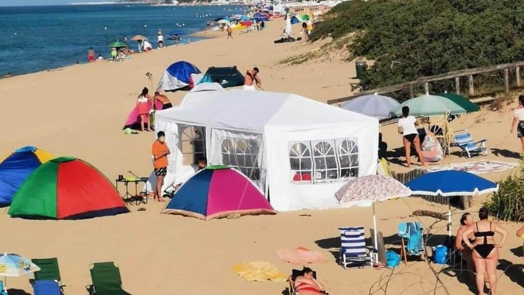 Nucleo familiare installa una maxi-tenda sulla spiaggia: multa da 500 euro
