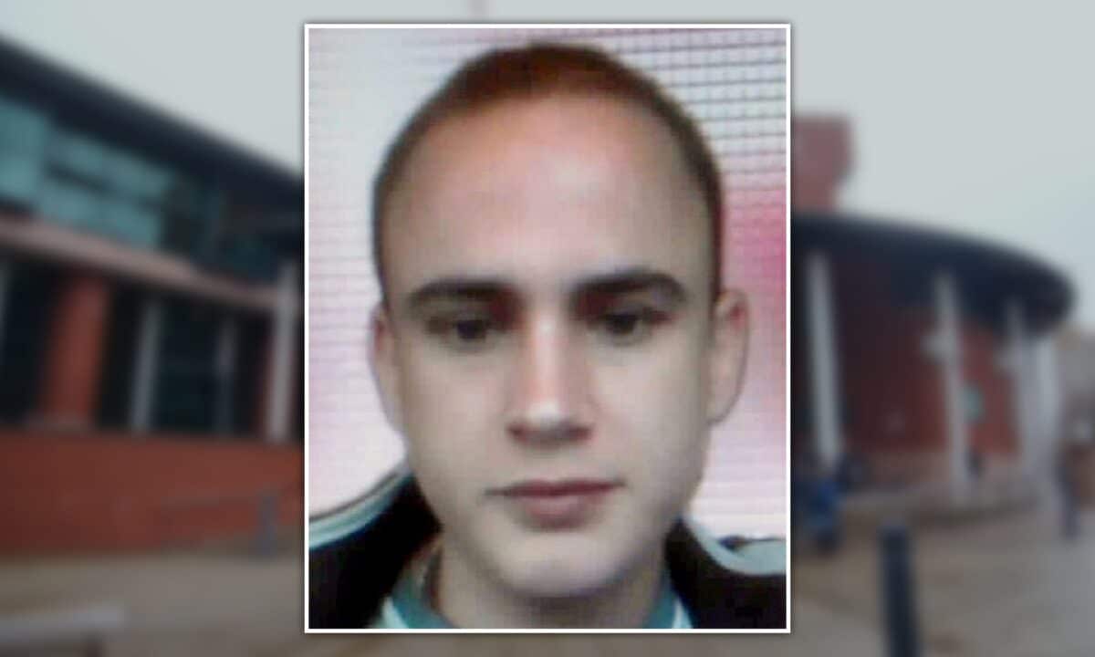 Il 42enne ha fatto numerose chiamate alla banca fingendo di essere suo padre e persino sua madre morta mesi prima