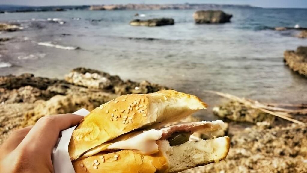 Addio pranzi in spiaggia, in Sardegna arriva il divieto