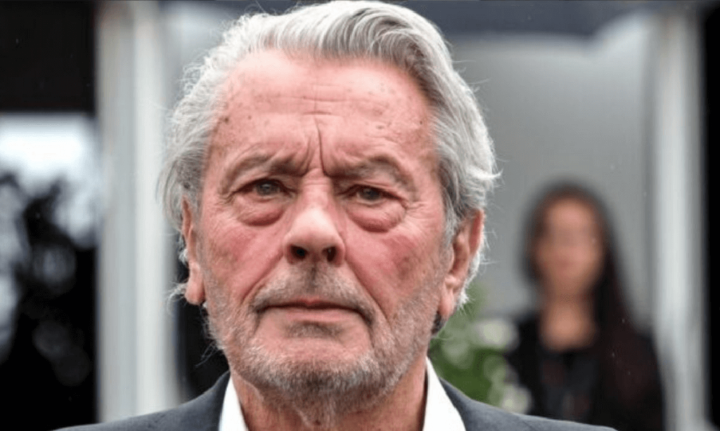 I figli di Alain Delon denunciano la badante per molestie e violazione della corrispondenza