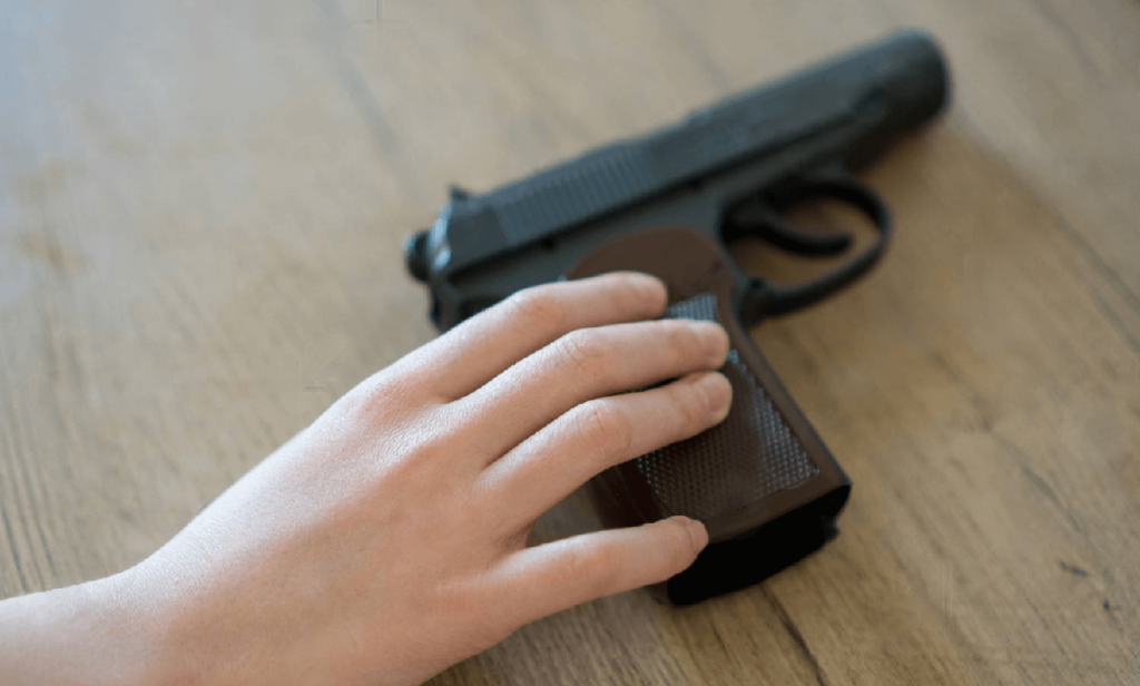 I genitori discutono e lasciano la pistola sul tavolo bimbo di 3 anni spara e uccide la sorellina, i fatti