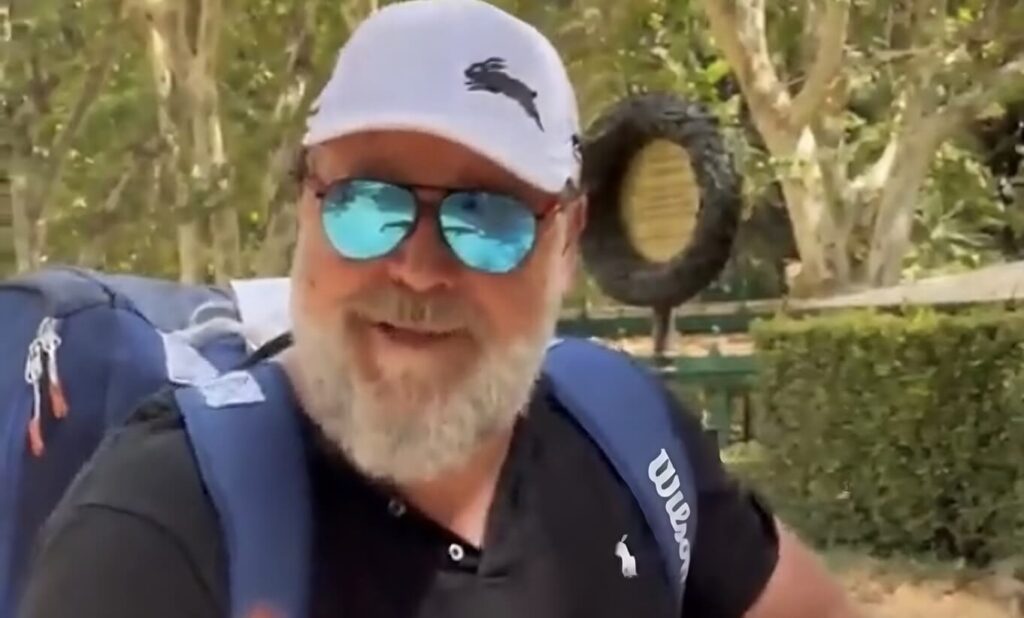 Russel Crowe in monopattino per le vie di Roma