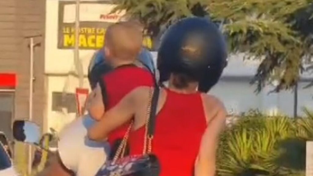 Nel video diffuso su Instagram, si vede un bambino spuntare tra due adulti su uno scooter. E il piccolo è senza casco