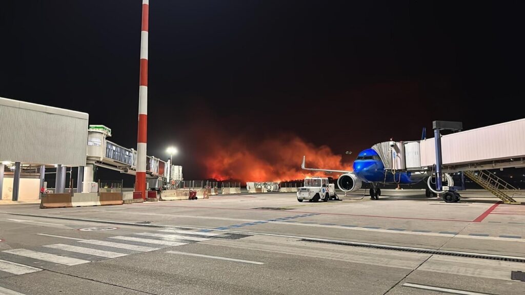 Uno spaventoso incendio si è sviluppato sui monti intorno all'aeroporto Falcone-Borsellino di Palermo e ha causato la chiusura dello scalo al traffico fino alle ore 11