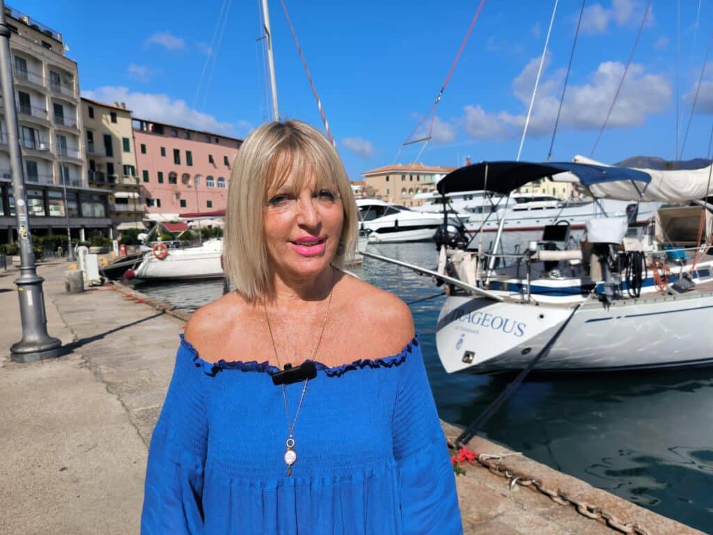 L'insegnante presta servizio sull'isola d'Elba e confessa di essersi assentata dalla scuola solo per la maternità e per aver contratto il covid