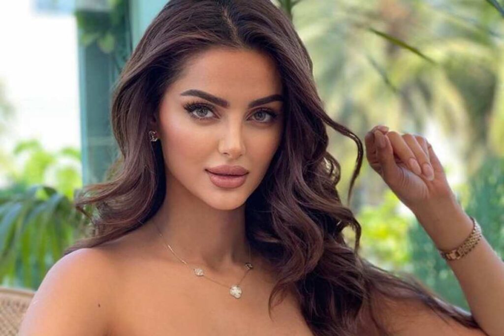 La modella iraniana a Cannes con un cappio al seno: l'abito fa discutere