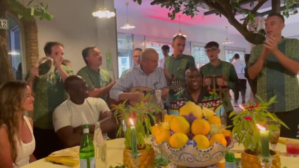 Nel filmato le due leggende del basket, insieme all'attore Samuel Jackson, cantano lo storico pezzo di Domenico Modugno